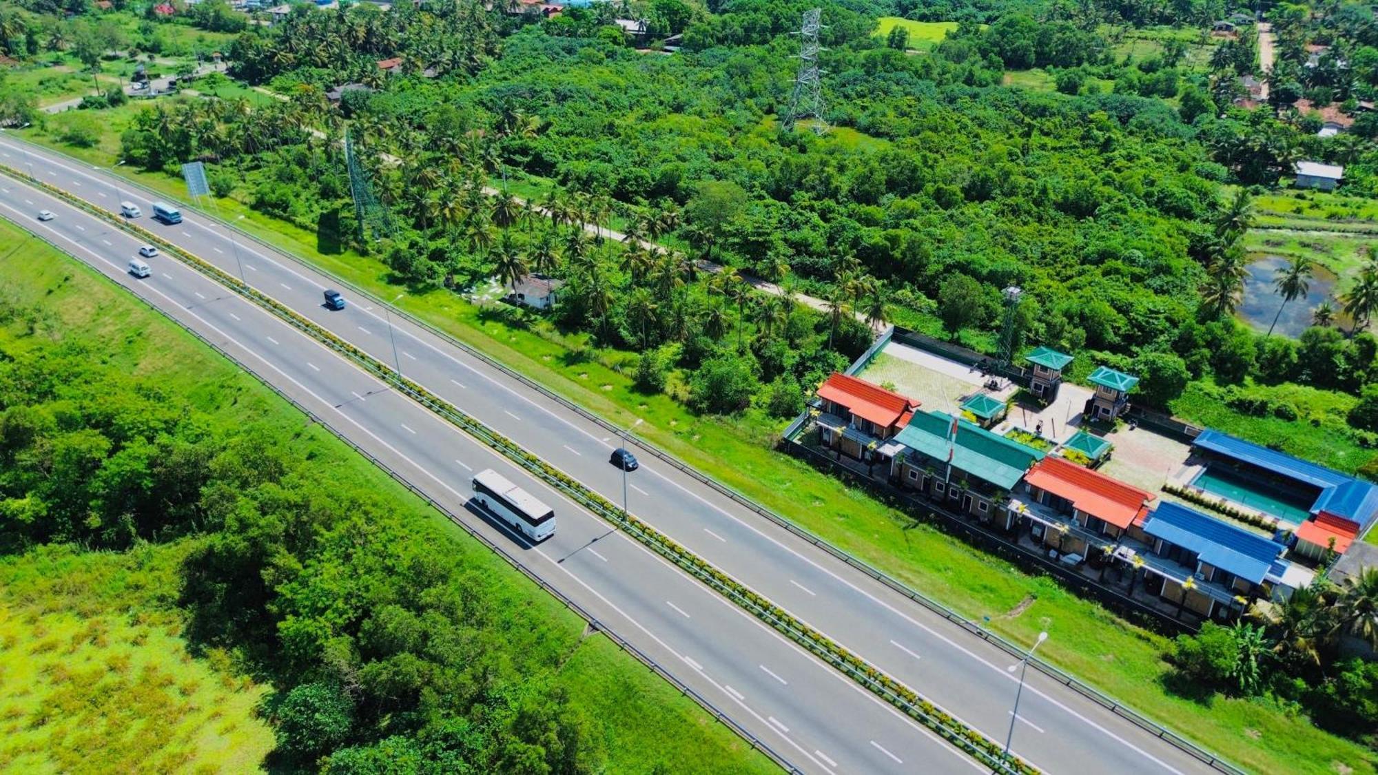 Waasala Transit Hotel Nikawatawana Buitenkant foto