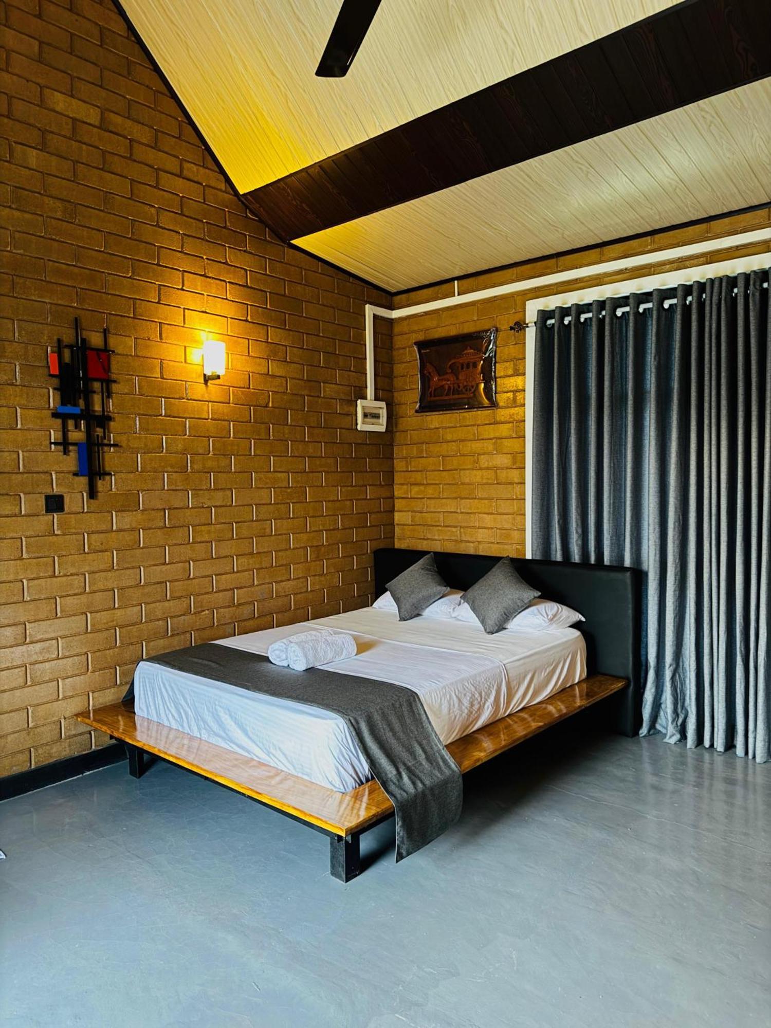 Waasala Transit Hotel Nikawatawana Buitenkant foto